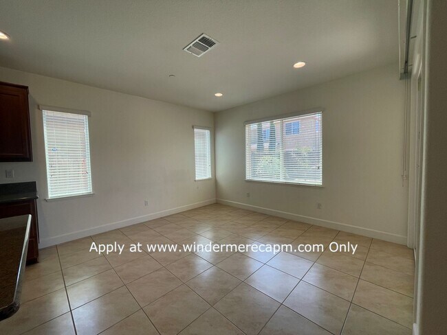 Foto del edificio - 4 BDRM 3 BA Bright Home with Open Kitchen ...