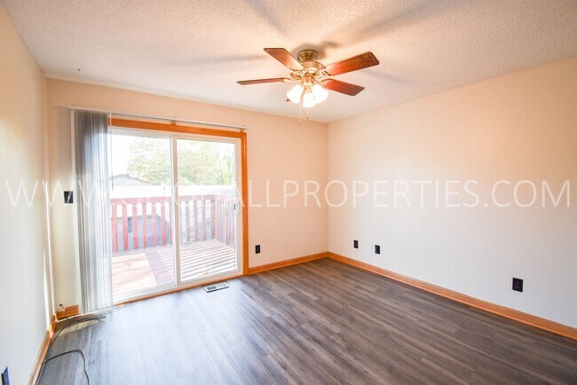 Foto del edificio - RENT SPECIAL!!! 2 Bedroom duplex with attached Garage in Clive!