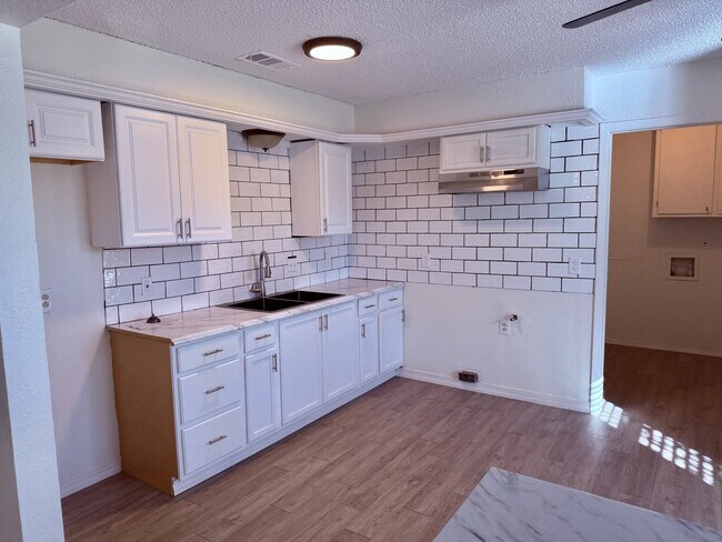 Foto del edificio - 7417 Fir Ave