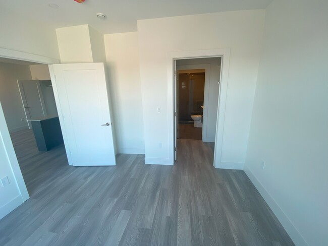 Building Photo - Beautiful New 1 Bed + Den