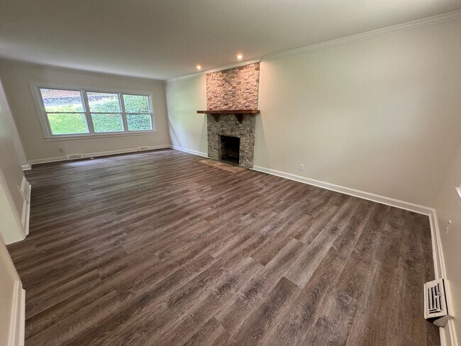 Foto del edificio - Renovated 4/3 House in North Hills- $1,995