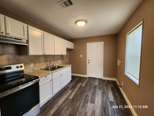 Building Photo - Updated 1 bed/1bath - move in ready
