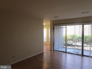 Building Photo - 11220 Chestnut Grove Square