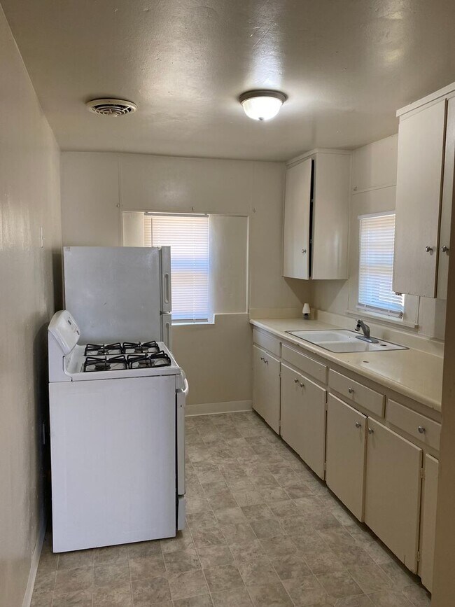 Building Photo - 1 bedroom 1 bath Duplex Located in Atwater!!