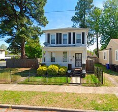Building Photo - 1701 Des Moines Ave