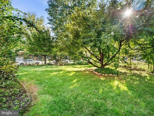 Foto del edificio - Elegant 4Bd/4Bth Brick Colonial