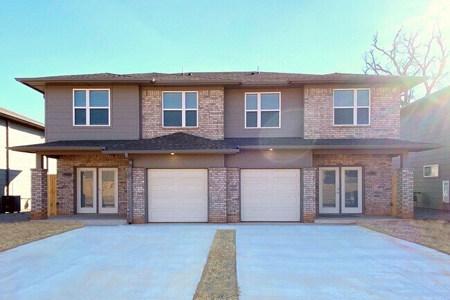 Building Photo - Location, Size, & Convenience!!