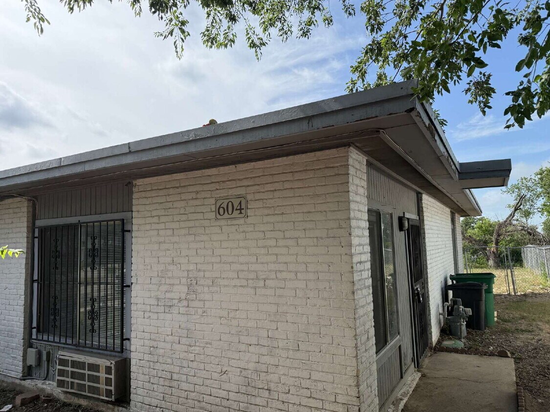 Foto principal - Affordable One Bed/One Bath in a Duplex