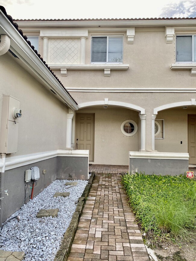 Building Photo - 2042 Oakhurst Way