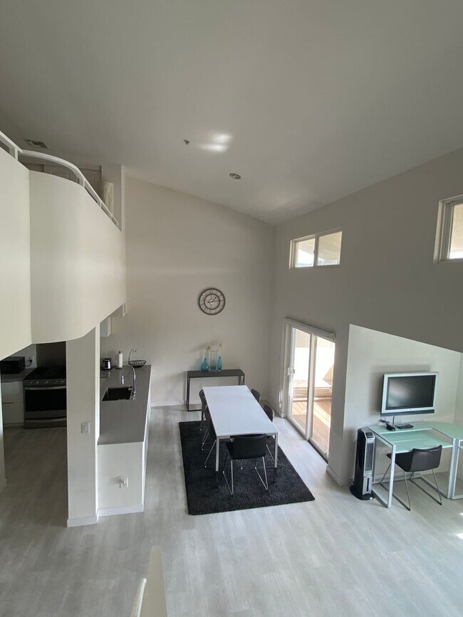 Building Photo - Stunning Penthouse Loft Unit In Beautiful ...