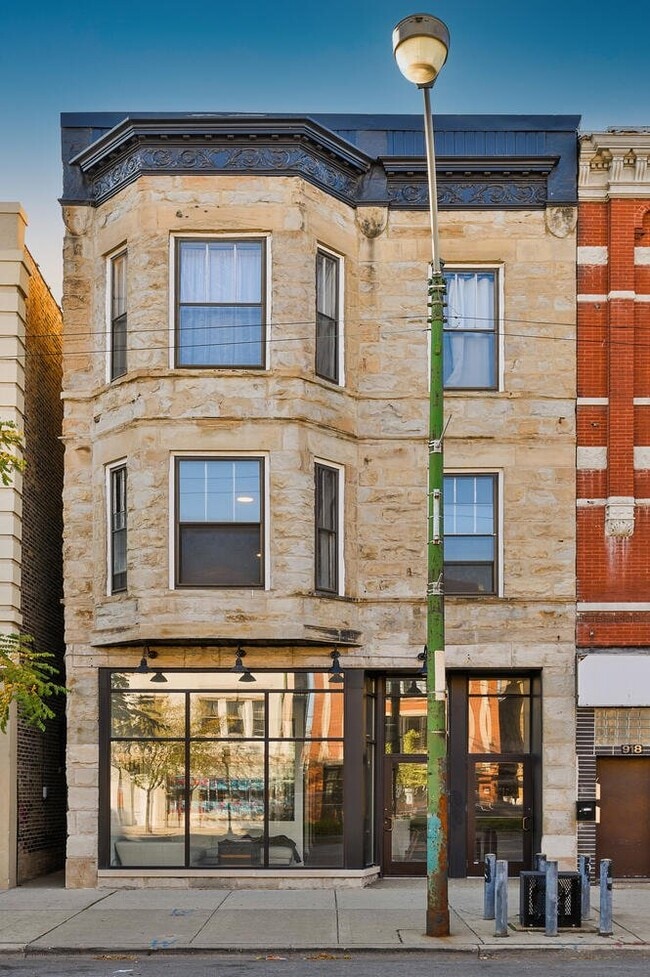 Building Photo - 916 N Ashland Ave
