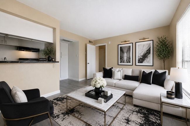 Building Photo - Venetian Apartamentos Houston