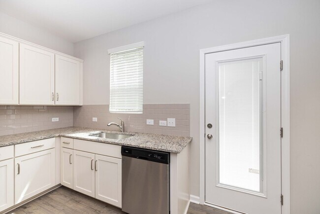 Building Photo - 3 Bedroom Townhome Minutes from Downtown O...