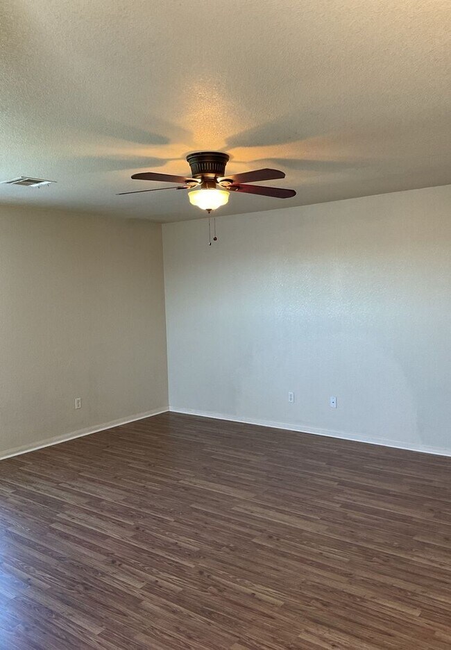 Foto del edificio - NEW IN MANAGEMENT - AVAILABLE NOW!