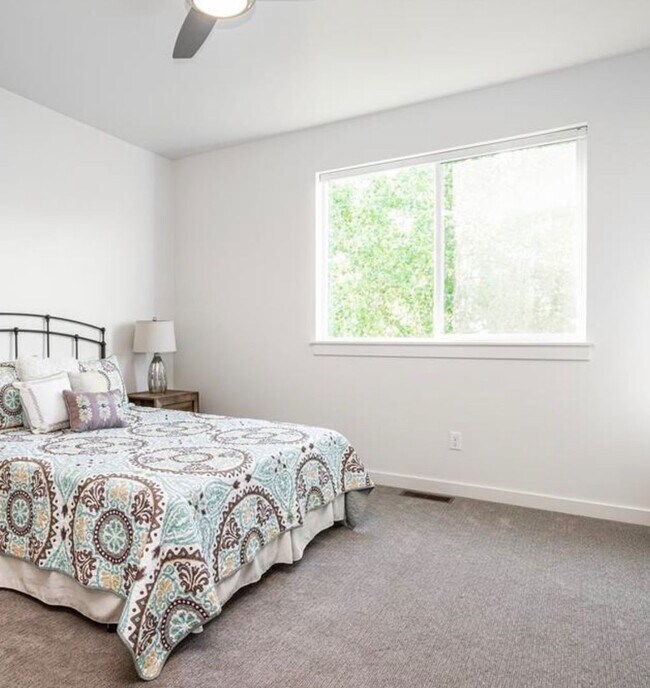 Foto del edificio - 3-Story Urban Walk Up at a modern community featuring 3 Bedrooms 2 Bathrooms