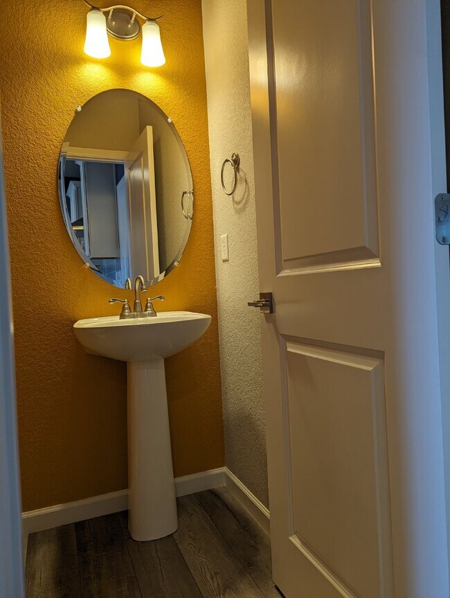 Building Photo - SW Longmont Townhome!
