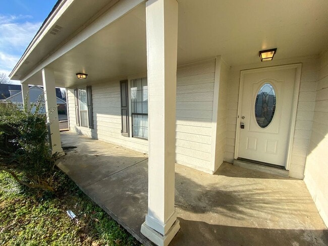 Foto del edificio - 3 Bed, 2 bath with a Bonus room near River...