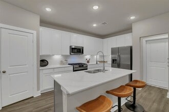 Building Photo - 21015 Bay Vlg Dr