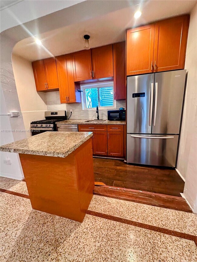 Foto del edificio - 9065 Harding Ave