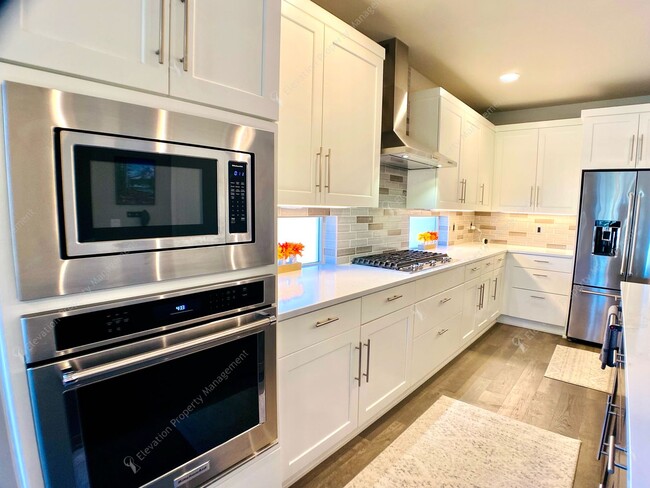 Building Photo - *UNFURNISHED* Luxury 3BR - 3.5 BA Deschute...