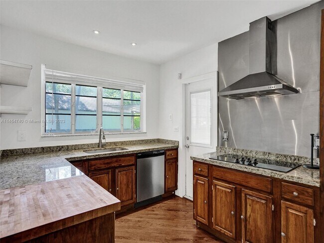Foto del edificio - 400 NE 86th St