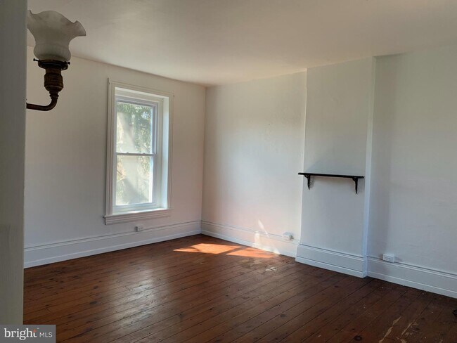 Building Photo - 643 Wayside Way