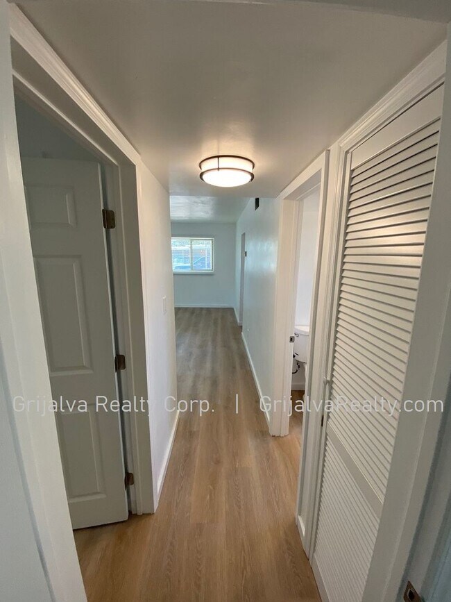 Foto del edificio - 4541 E 18th St