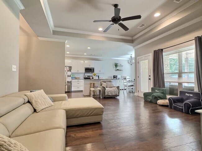 Foto del edificio - Pine Level - 4 Bed, 2 Bath, Indoor & Outdoor Fireplaces!