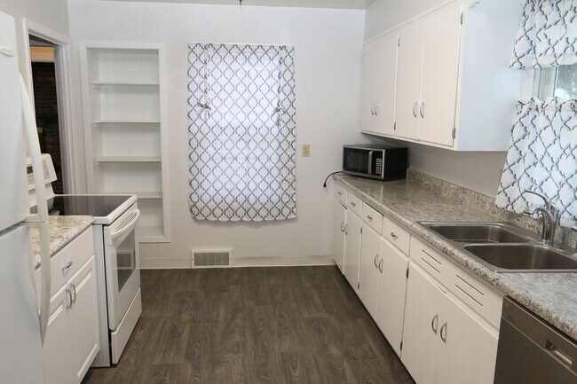 Foto del edificio - 1905 S Western Ave