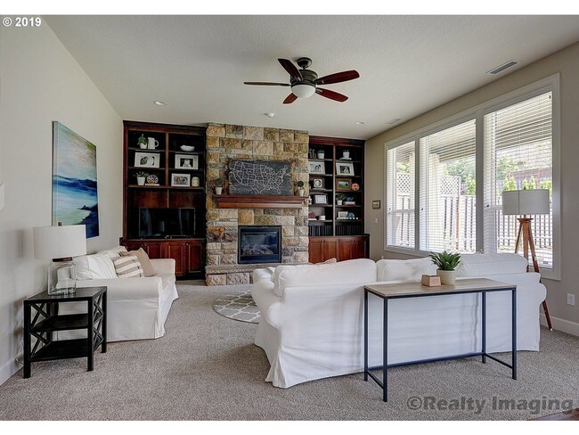 Foto del edificio - FOR RENT UNFURNISHED: Beautifully maintained 2015 Noyes-built home, 5 bed, 3 bath, 2 car garage w...