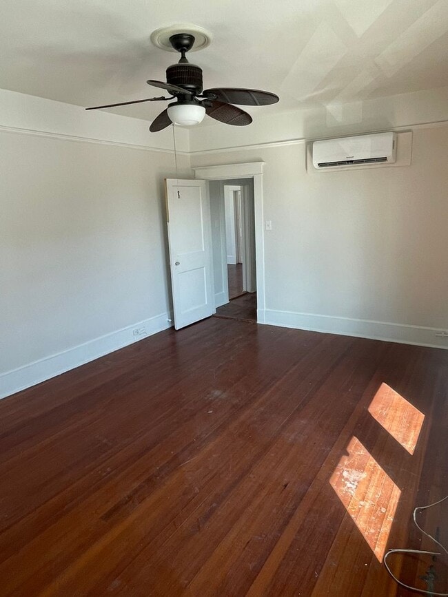 Foto del edificio - PRICE REDUCED! Newly Renovated 3BD/2BA in Lakeview