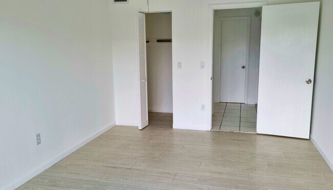 dormitorio con vestidor - 7787 SW 86th St