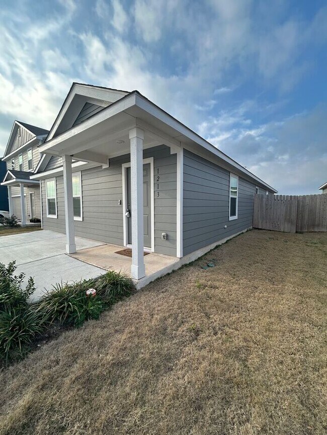 Building Photo - Charming 3-bedroom, 2-bathroom! $600 OFF F...