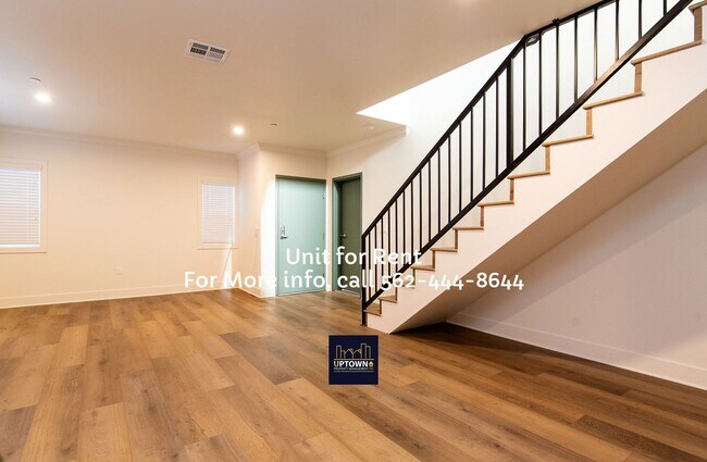 Building Photo - Townhome - 3 Bedrooms / 2 Baths - Cudahy