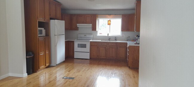 Building Photo - Coming In June - Great 4 bedroom 1.5 bath ...