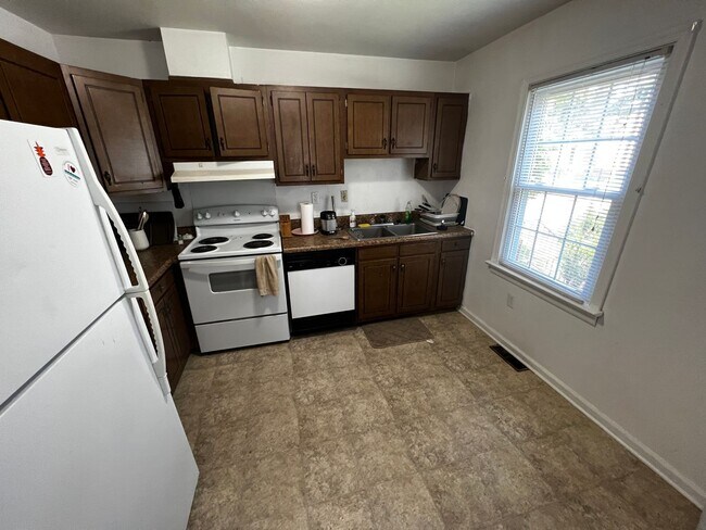 Building Photo - Blacksburg, 4 BR / 2.5 BA, Available June ...