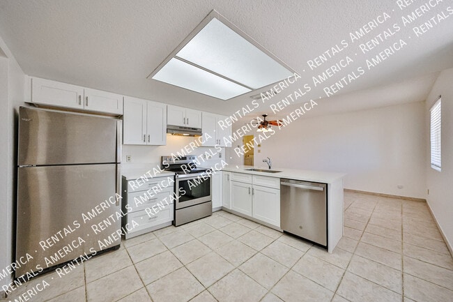 Building Photo - 1425 W Sequoia Dr