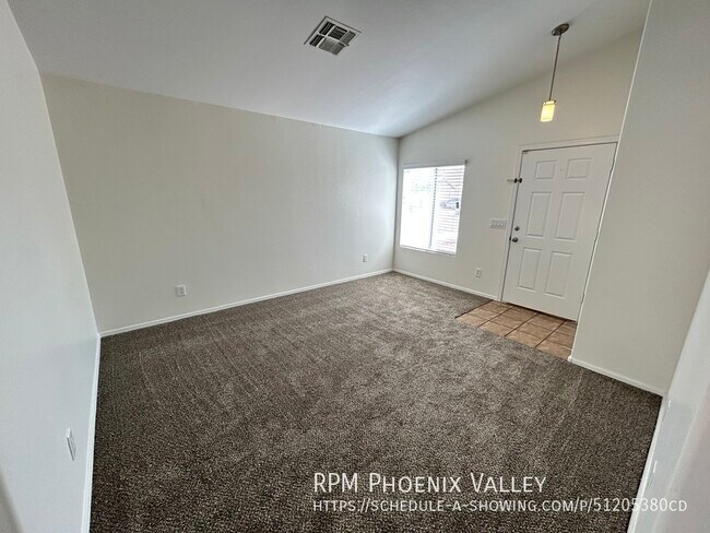 Building Photo - Updated 3 Bed / 2 Bath Corner Lot Home wit...