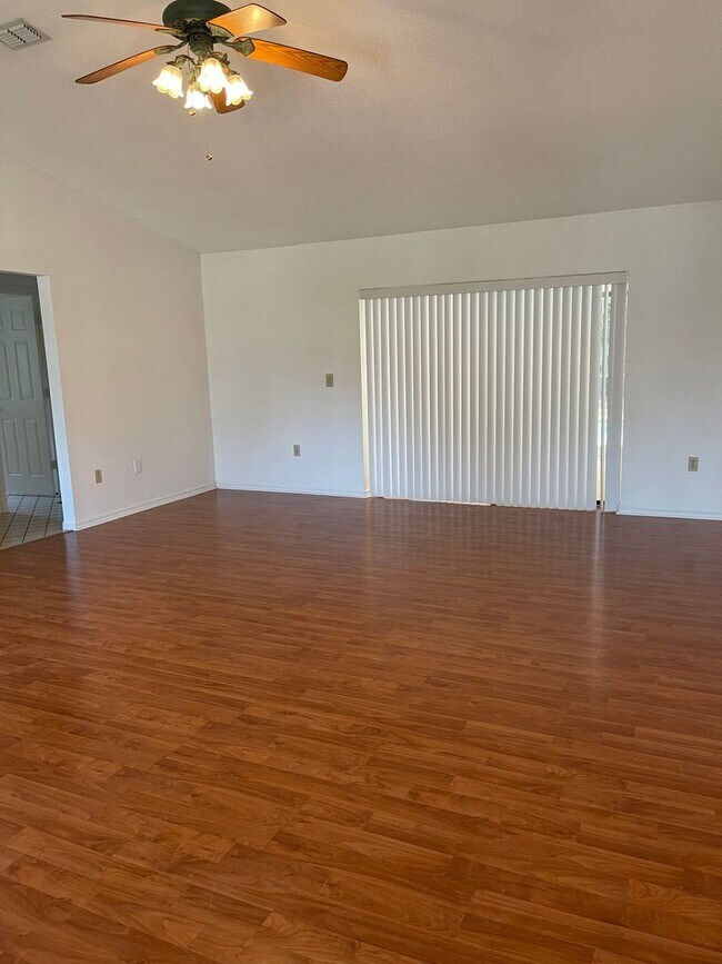 Building Photo - Adorable 2 bedroom 2 bath pool home in Seven Hills