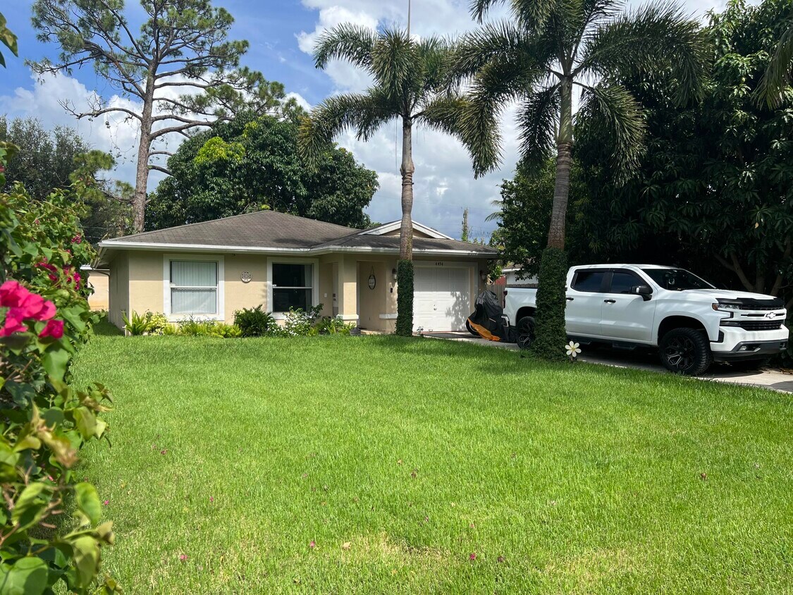 Foto principal - 4454 Urquhart St