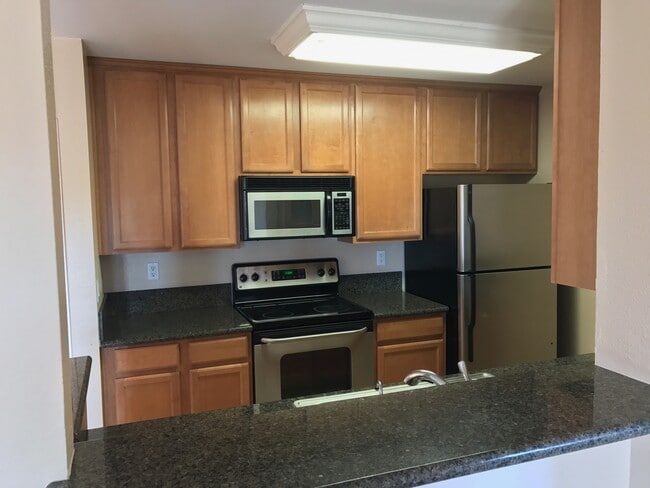 Kitchen - 7130 Shoreline Dr