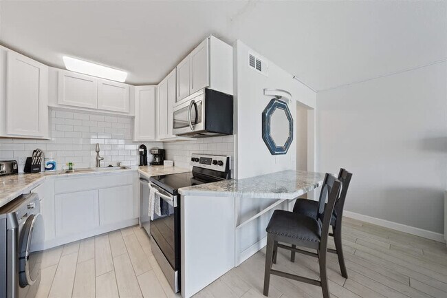 Building Photo - 8743 Thomas Dr