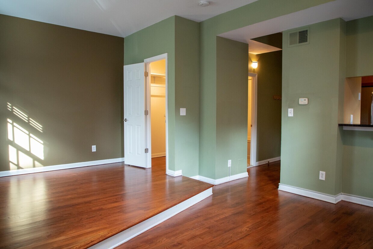 Foto principal - 227 Christopher Columbus Dr