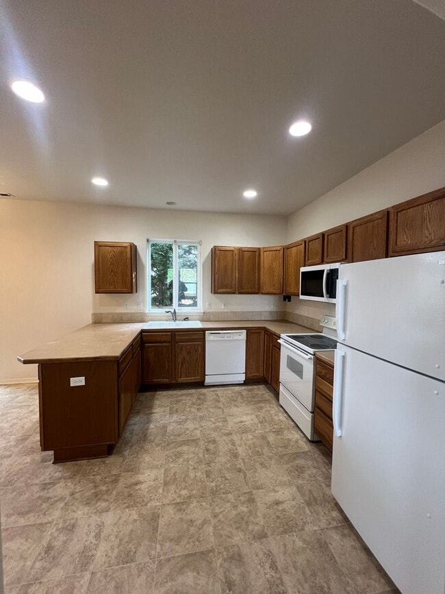 Building Photo - 3-bedroom 2-1/2 bathroom home in Eugene