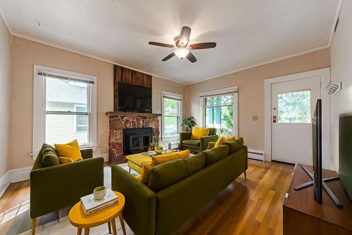 Primary Photo - Victorian Home Downtown! 6 - Month Leases ...