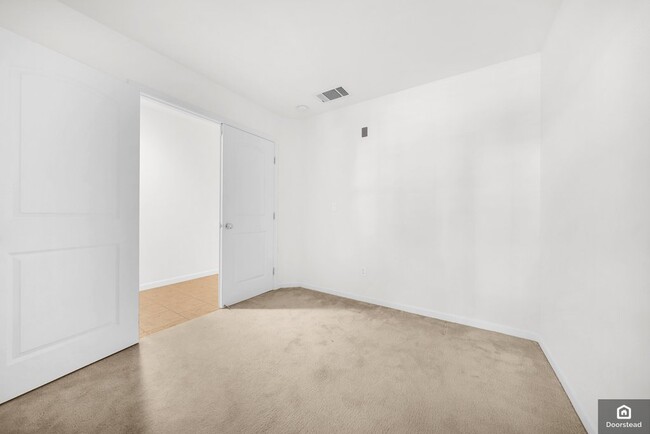 Foto del edificio - 584 De Guigne Dr