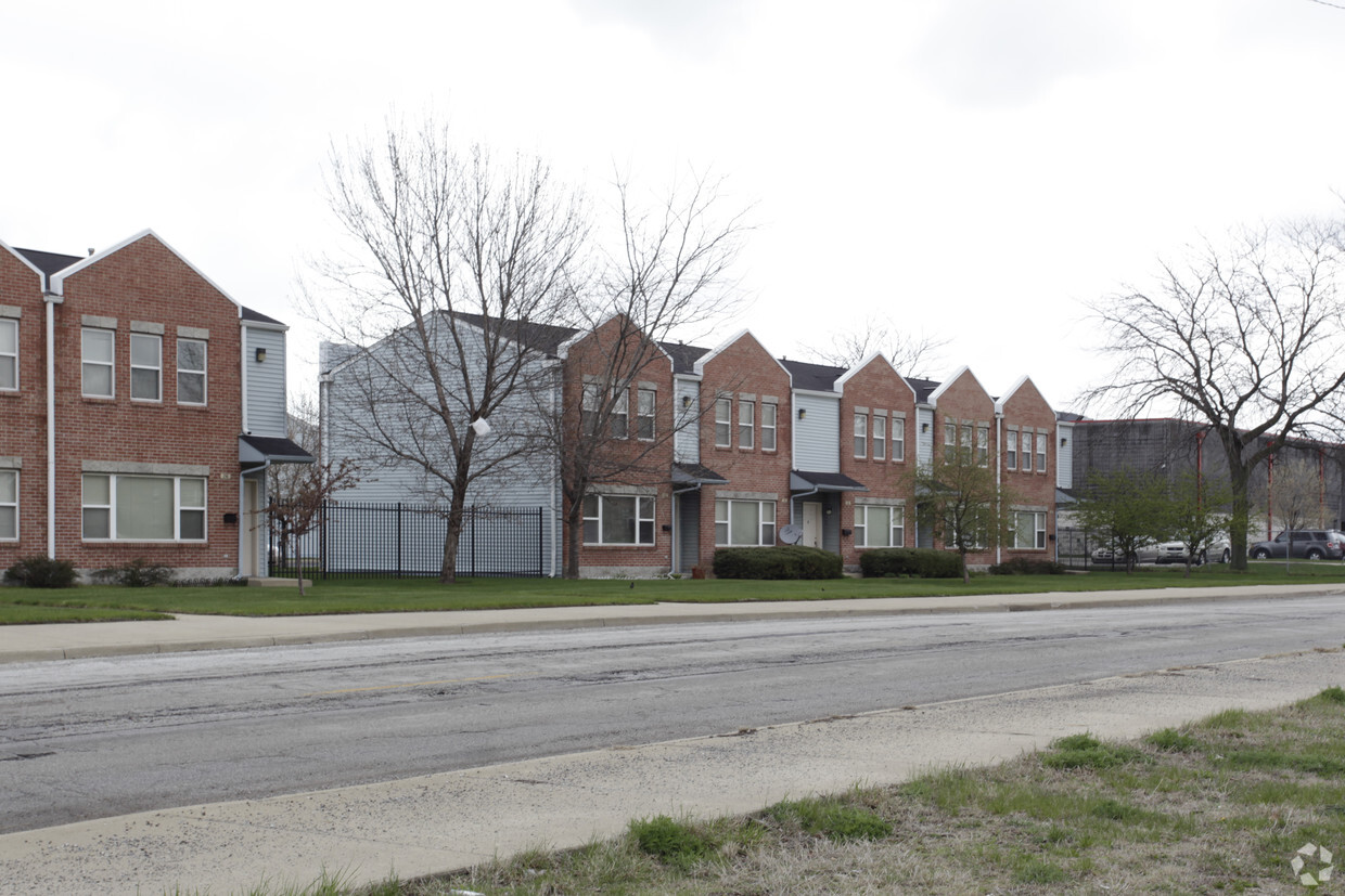 Building Photo - Madison Avenue Townhomes