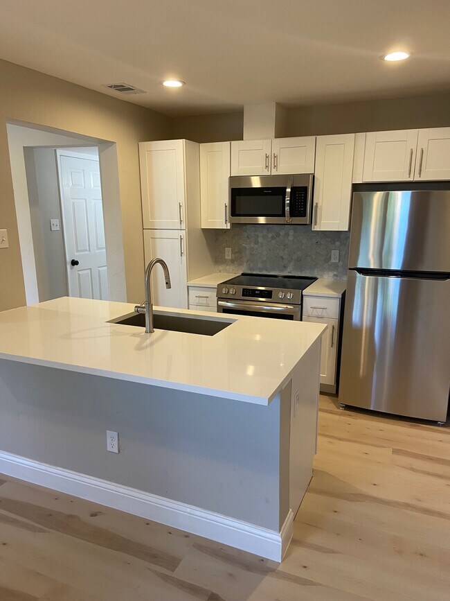 Building Photo - 5826 Sandhurst Ln