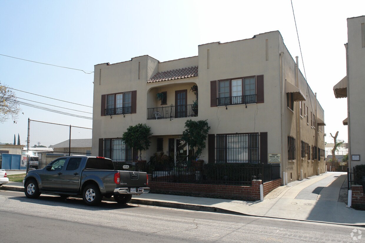 Building Photo - 358 W Palmer Ave