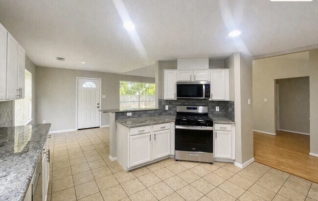 Foto del edificio - 17150 Summer Hollow Dr